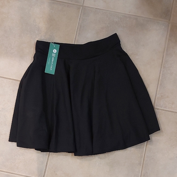 Chic Black Mini Skater Skirt - Picture 5 of 6